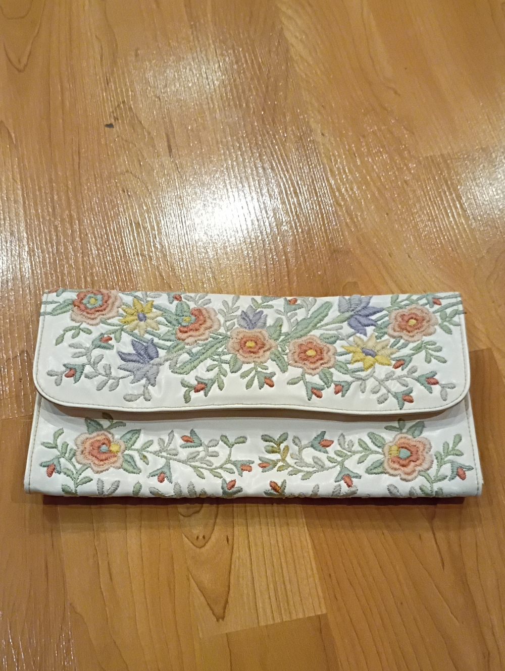 Vintage White Embroidered Floral Clutch